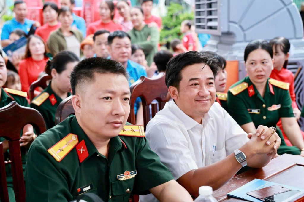Ông Trần Quốc Toản - Giám đốc điều hành Công ty Cổ phần Nông nghiệp xanh Nam Việt (áo sơ mi trắng)