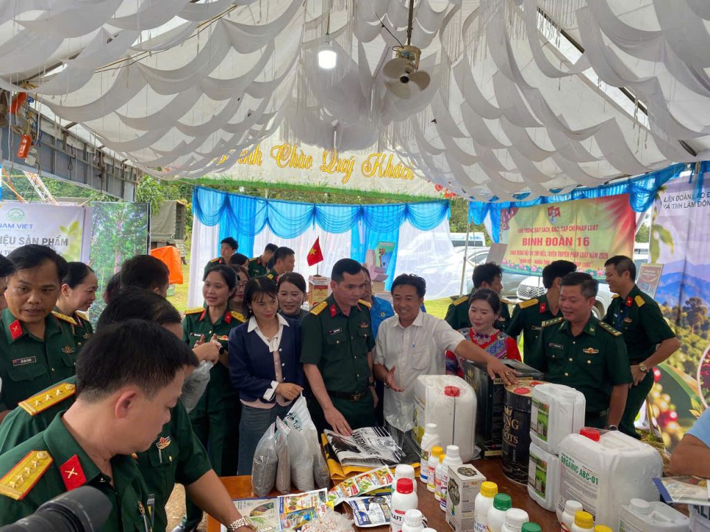 Công ty Cổ phần Nông nghiệp xanh Nam Việt tham gia gian hàng triển lãm với hơn 50 sản phẩm phân bón hữu cơ và thuốc bảo vệ thực vật