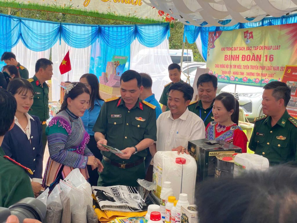 Đại tá Trịnh Phạm Hòa, Bí thư Đảng ủy, Phó tư lệnh Binh đoàn 16 tham quan gian hàng Công ty CP Nông nghiệp xanh Nam Việt